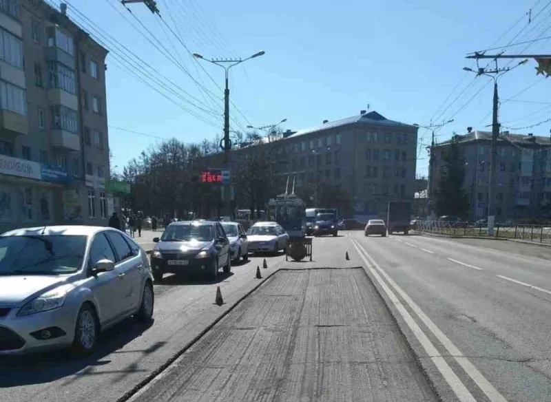 Фото к статье: В Чебоксарах с наступлением тепла начали срезать старый асфальт
