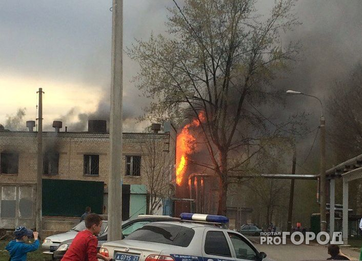 В Новоюжном районе ярким пламенем горит заброшенное здание
