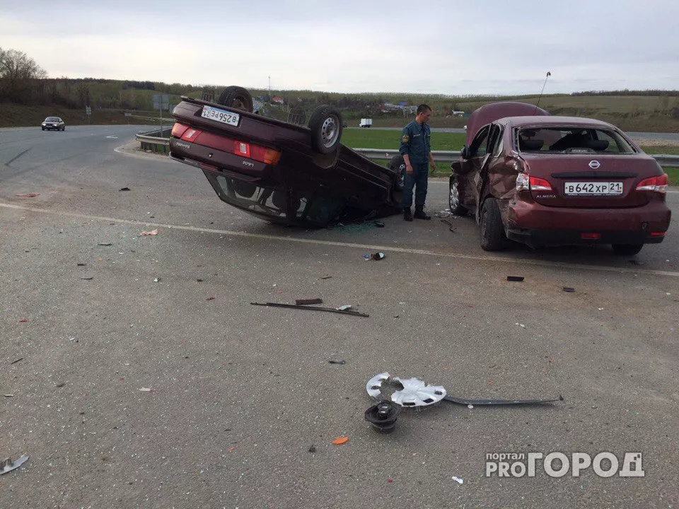 Фото к статье: В Цивильском районе «пятнадцатая» перевернулась на крышу, столкнувшись с иномаркой