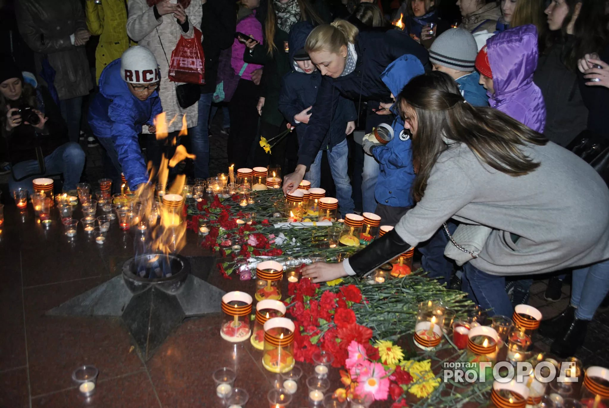 Фото к статье: В Новочебоксарске зажгли 500 свечей памяти