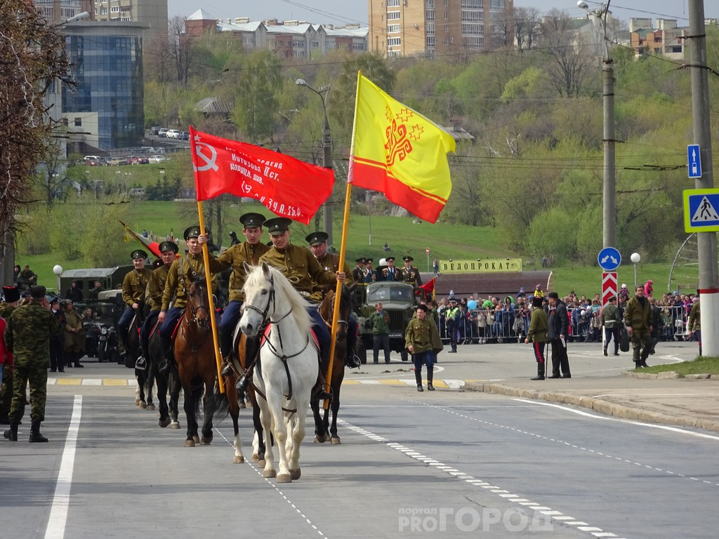 Фоторепортаж с Парада Победы в Чебоксарах: выступление казаков, военная техника и парашютисты