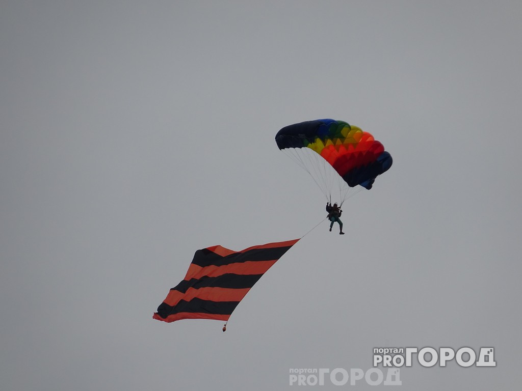 9 Мая в Чувашии парашютисты спустились со Знаменем Победы и георгиевской лентой