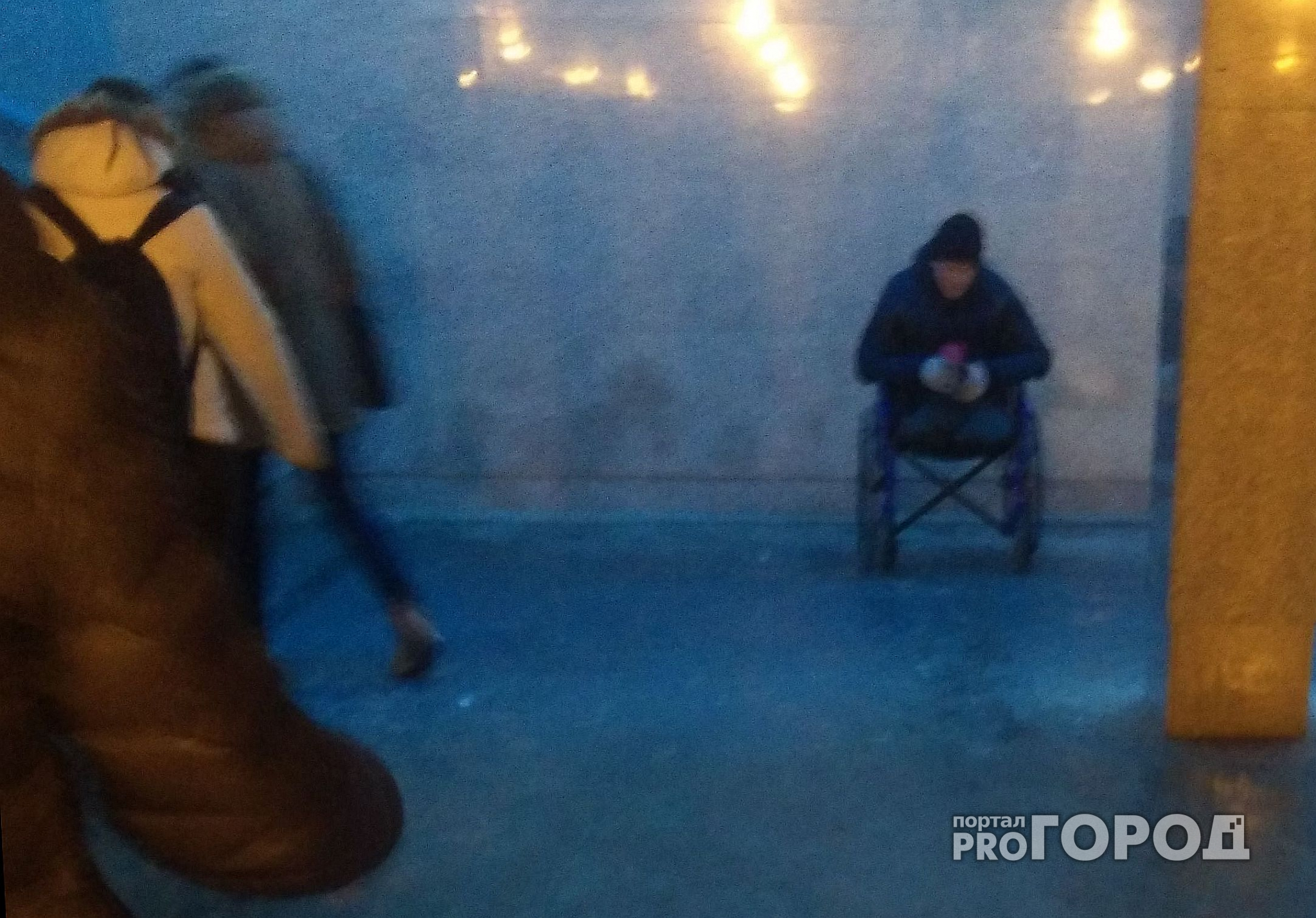Инвалид в переходе у МТВ-центра: "Хочу накопить на протезы и жить полноценной жизнью"
