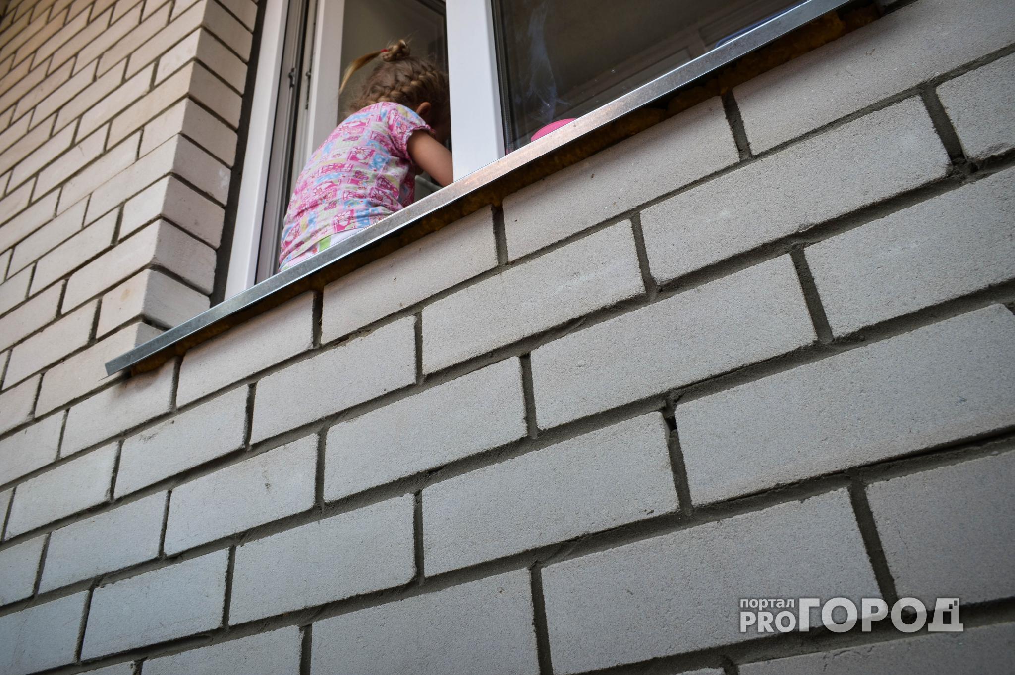 Семь простых правил, которые могут спасти ребенка от падения из окна