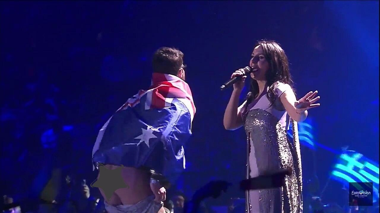 На финале конкурса "Евровидение 2017" зритель выбежал на сцену и снял штаны