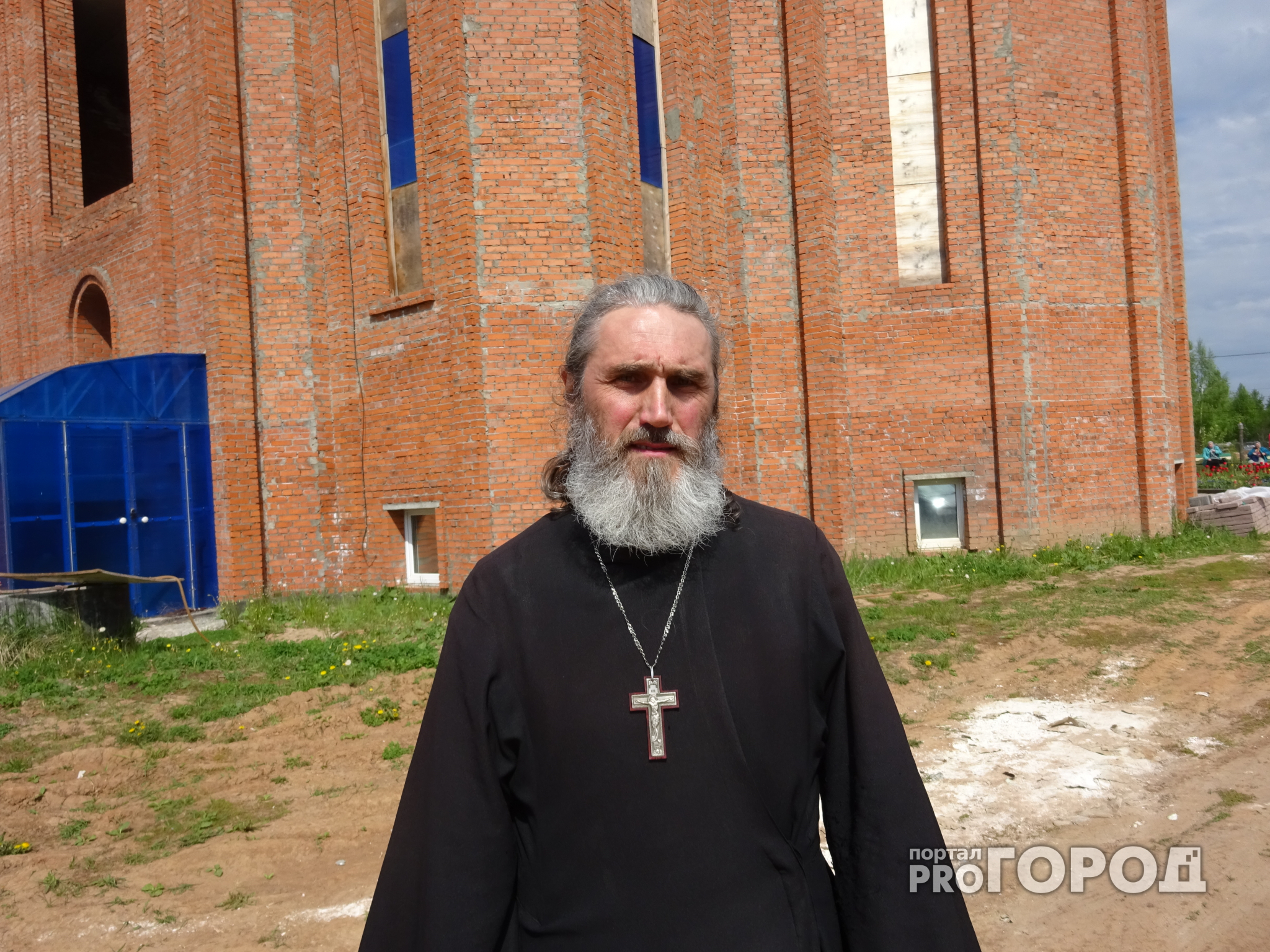 В  Новочебоксарске мужчина набросился с кулаками на священника