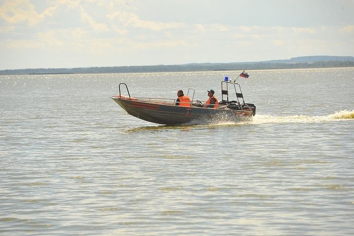 В Новочебоксарске на Волге рыбаки попали в ловушку из-за заглохшего мотора