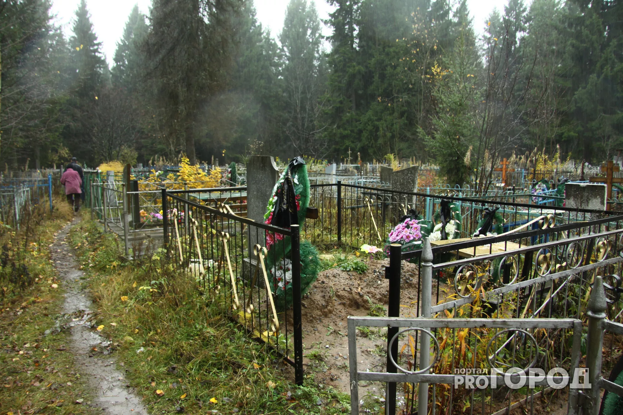 Фото к статье: В Чебоксарах улучшают дороги до кладбищ