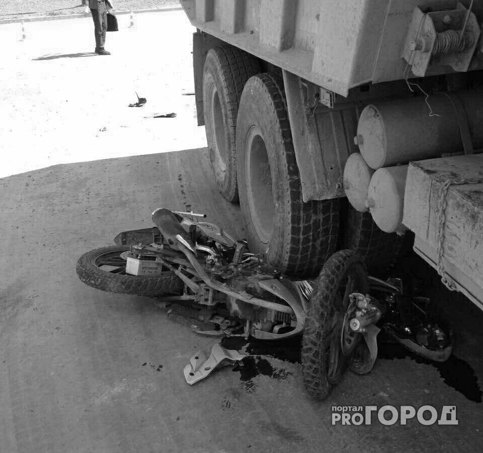 В Чебоксарах скончался подросток, залетевший на мотоцикле под КамАЗ