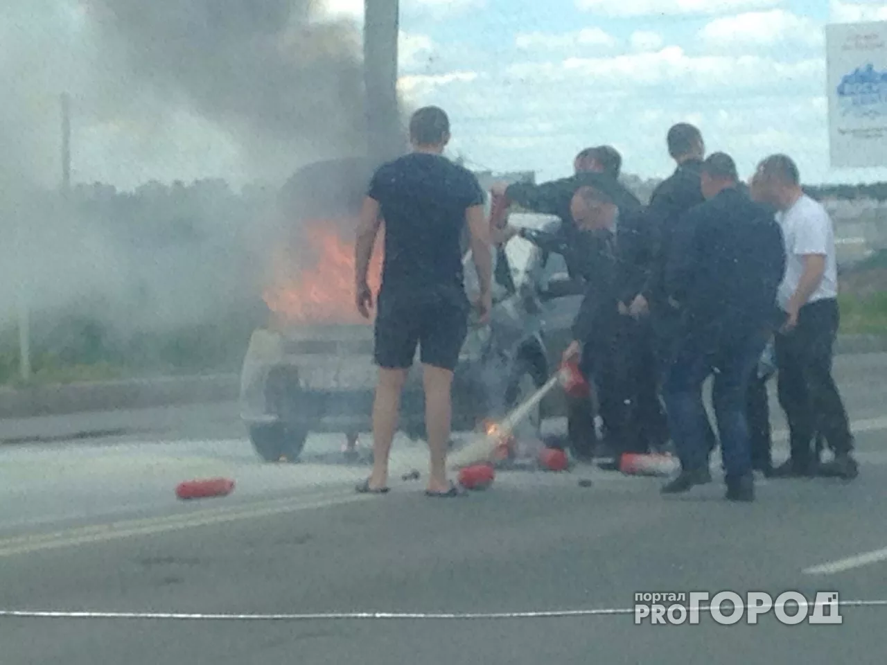 Фото к статье: В Чебоксарах автолюбители дружно тушили Volkswagen Polo