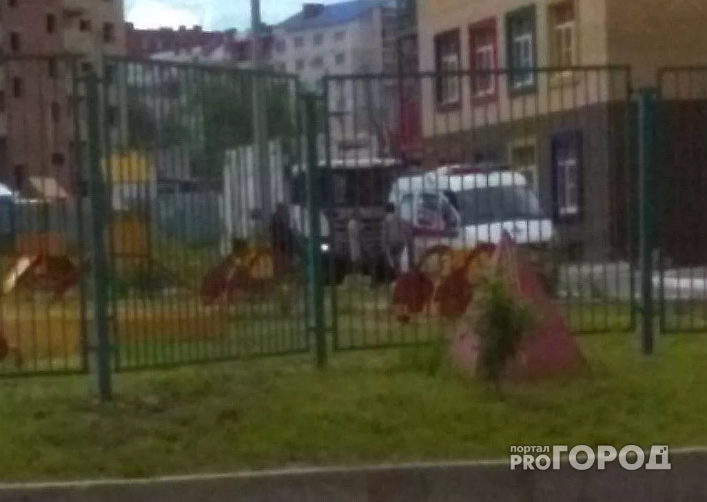 Фото к статье: В Чебоксарах ребенок едва не погиб, катаясь с горки в детском саду