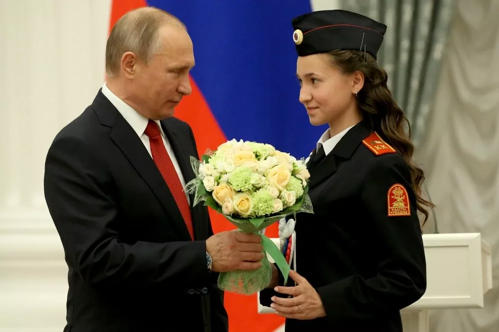 Фото к статье: В Кремле семиклассница из Чувашии получила паспорт из рук Путина