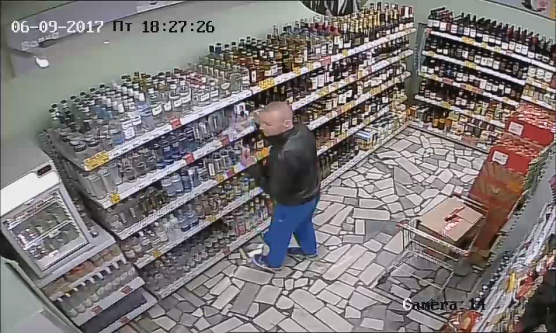 В Чебоксарах сняли на видео мужчину, сбежавшего из магазина с бутылкой водки