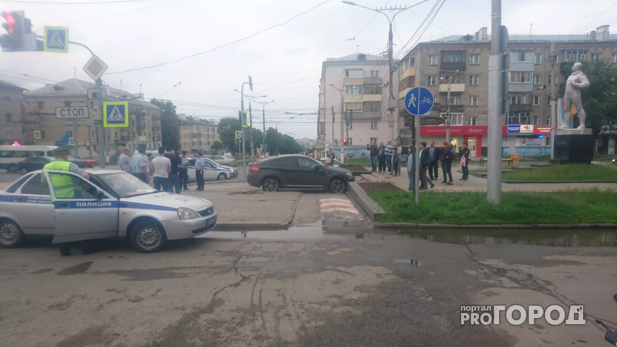 Фото к статье: В центре Чебоксар BMW вылетел на тротуар и сбил коляску с ребенком