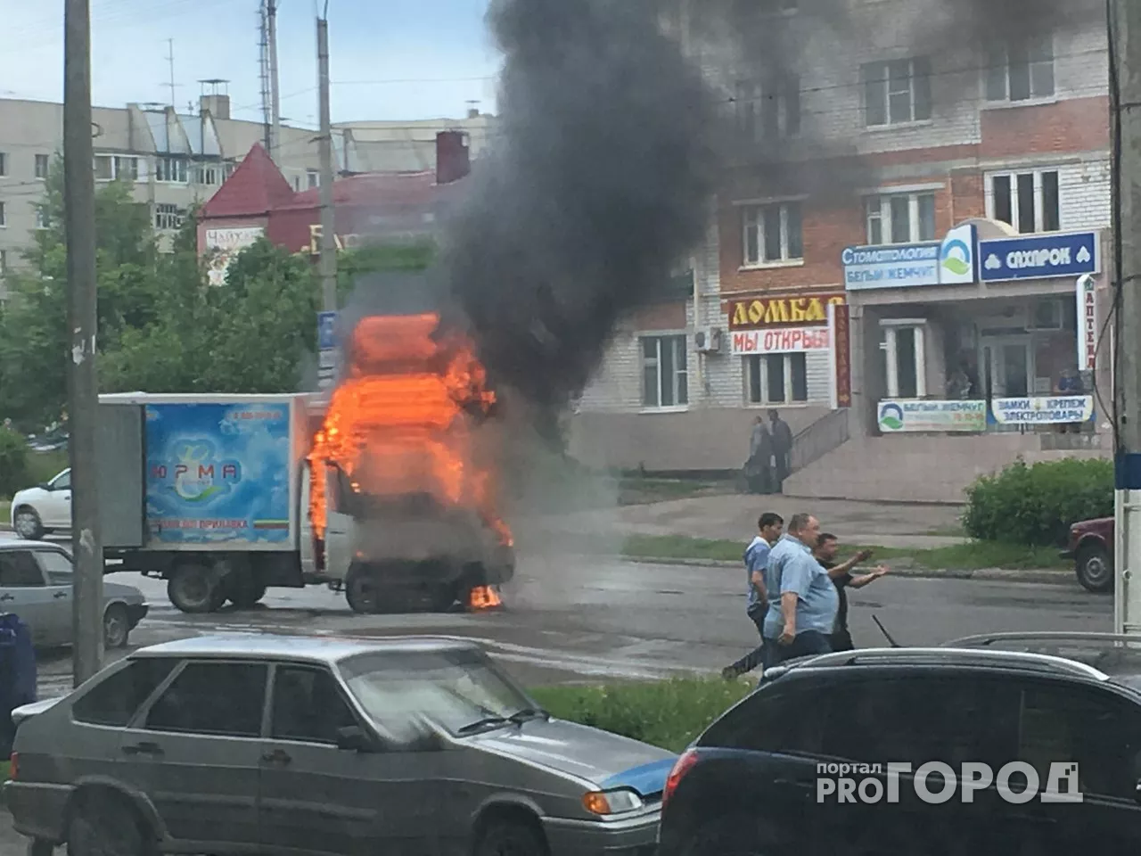 Фото к статье: В Новочебоксарске загорелась продуктовая "Газель"