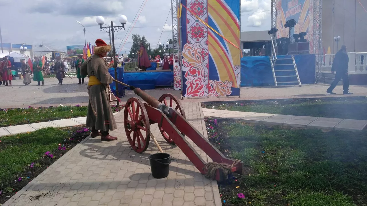 Фото к статье: В Порецком устроили стрельбу из пушки и мушкетов