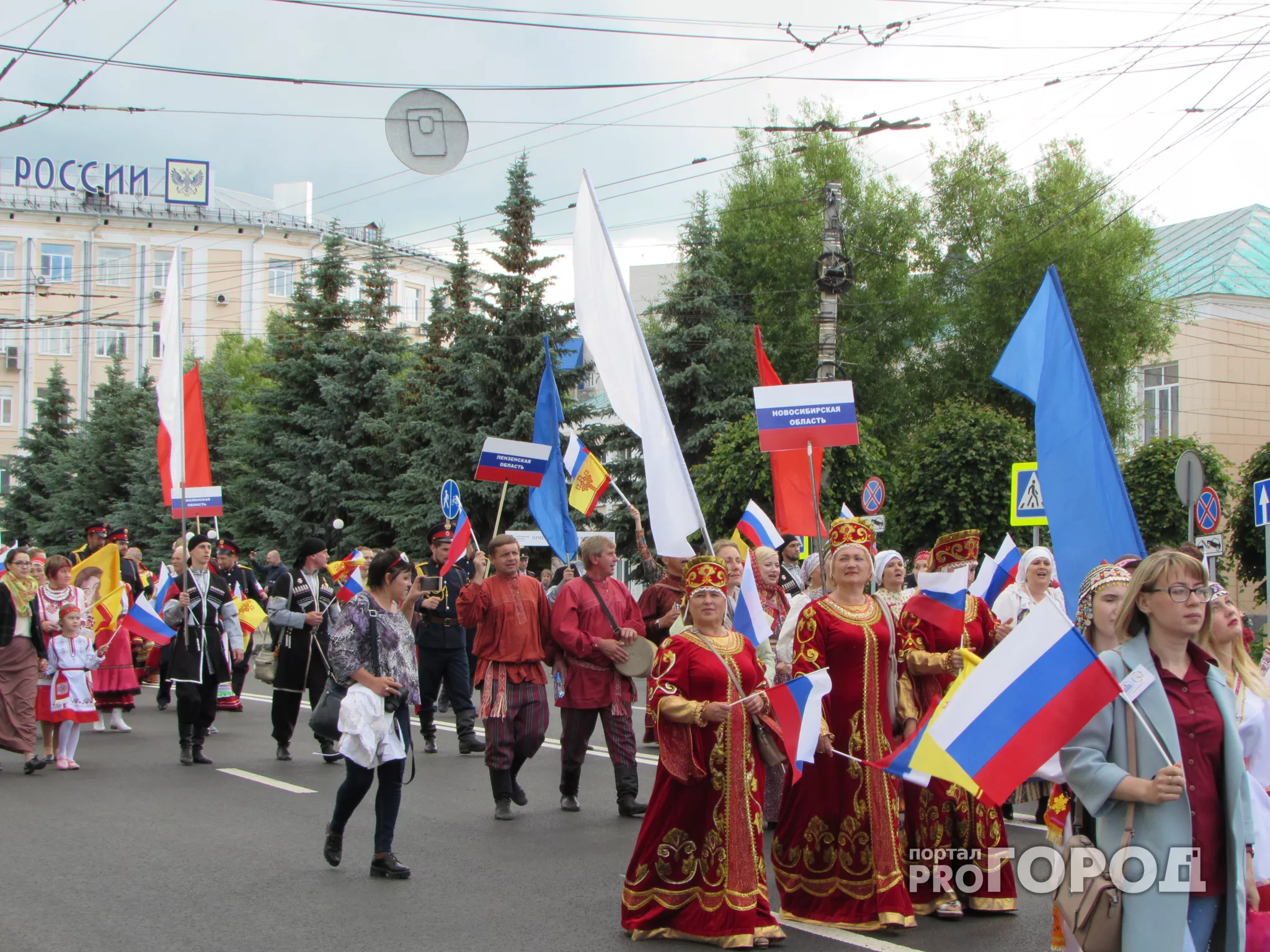 Фото к статье: В театрализованном шествии в столице Чувашии прошли сотни человек из разных регионов России