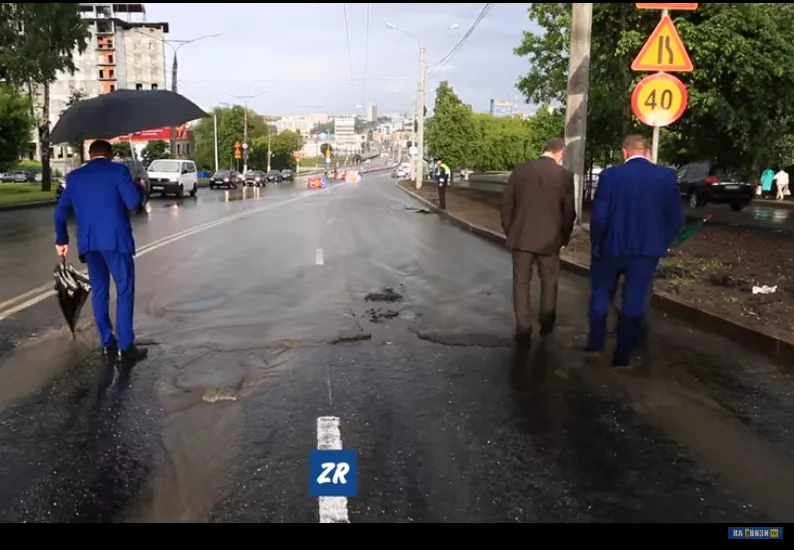 Фото к статье: Асфальт на Московском мосту "потек" через 10 часов после открытия