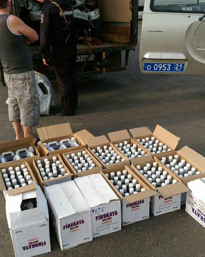 В Чебоксарах дорожные полицейские нашли несколько ящиков алкоголя и отвезли в полицию