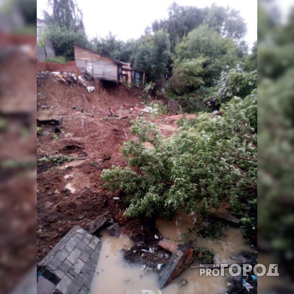 В Чебоксарах проливной дождь смыл в овраг частный дом