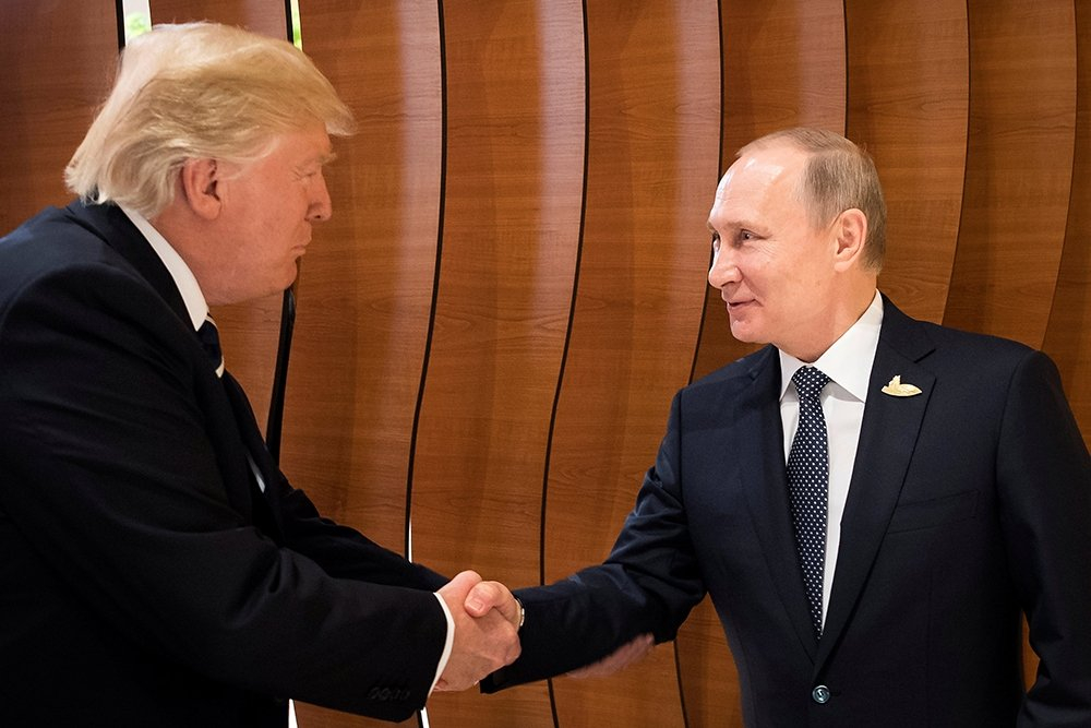 В Интернете появилось видео первого рукопожатия Путина и Трампа