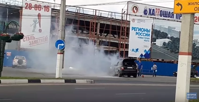 Фото к статье: В Чебоксарах на полном ходу загорелся Range Rover