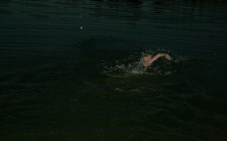 В Чебоксарах ночью мужчина хотел переплыть Волгу, но начал тонуть