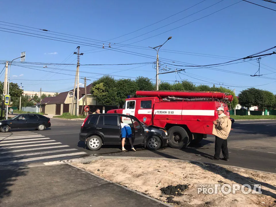 Фото к статье: В Чебоксарах машина МЧС не доехала до пожара из-за прыткой иномарки