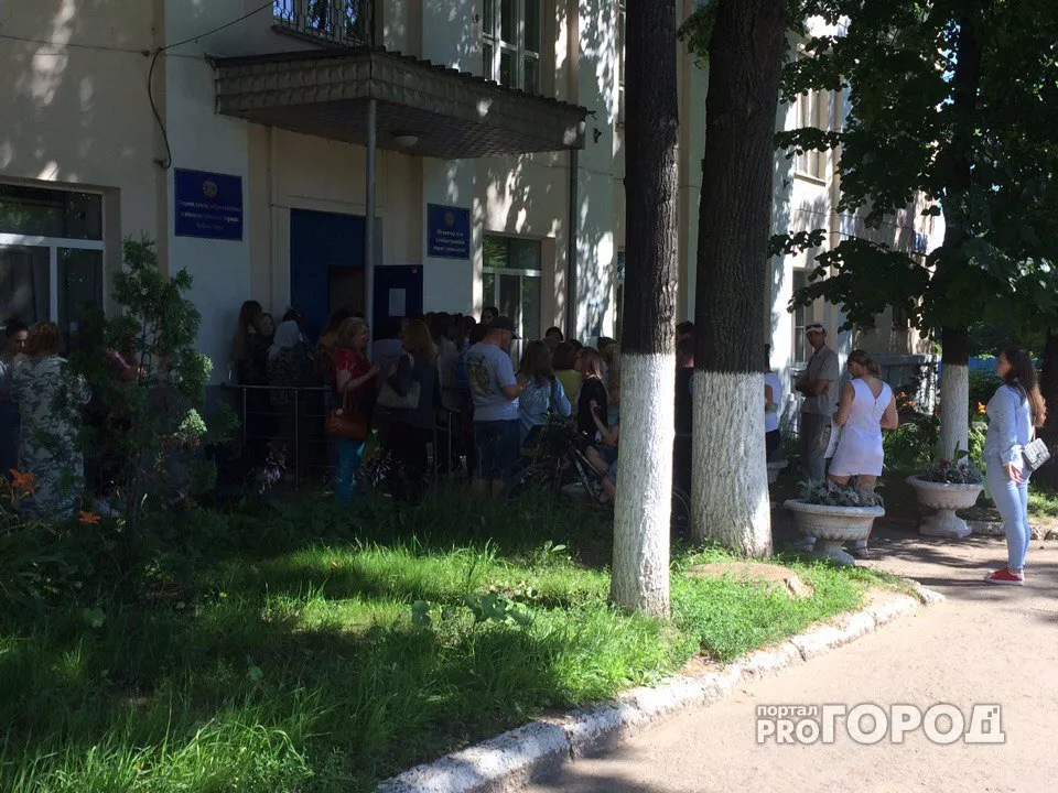Фото к статье: В Чебоксарах родители организовали ночное дежурство у администрации города