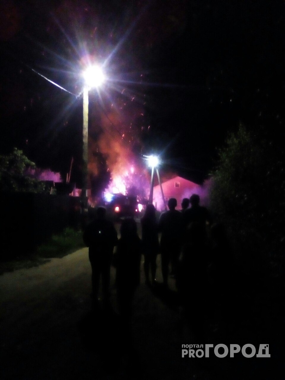 В Чебоксарах ночью на Южном поселке случился пожар