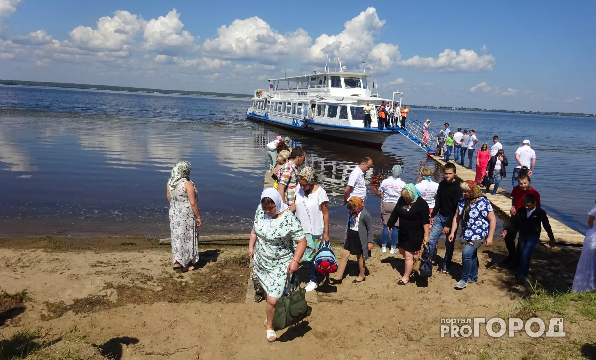 Фото к статье: В Чебоксарах дети с тяжелым диагнозом побывали в большом путешествии на корабле