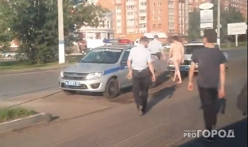 В Новочебоксарске голый мужчина гулял по проезжей части
