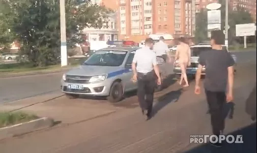 Фото к статье: В Новочебоксарске голый мужчина гулял по проезжей части