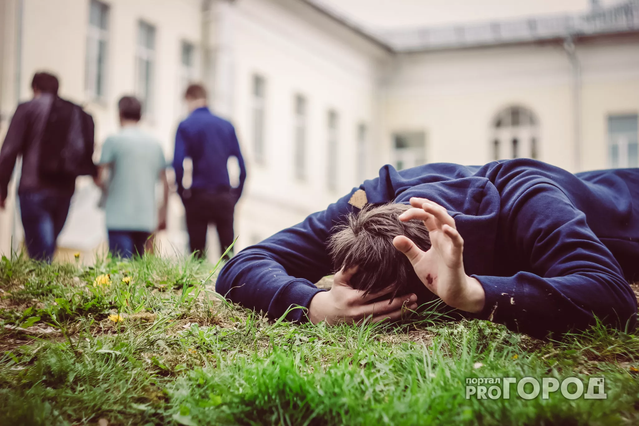 Фото к статье: В Новочебоксарке четверо парней на улице избили мужчину и женщину