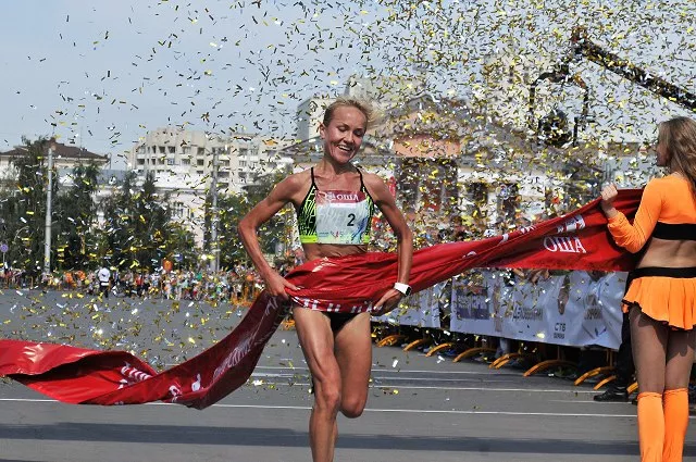 Фото к статье: Чувашская бегунья выиграла золотую медаль в Омске