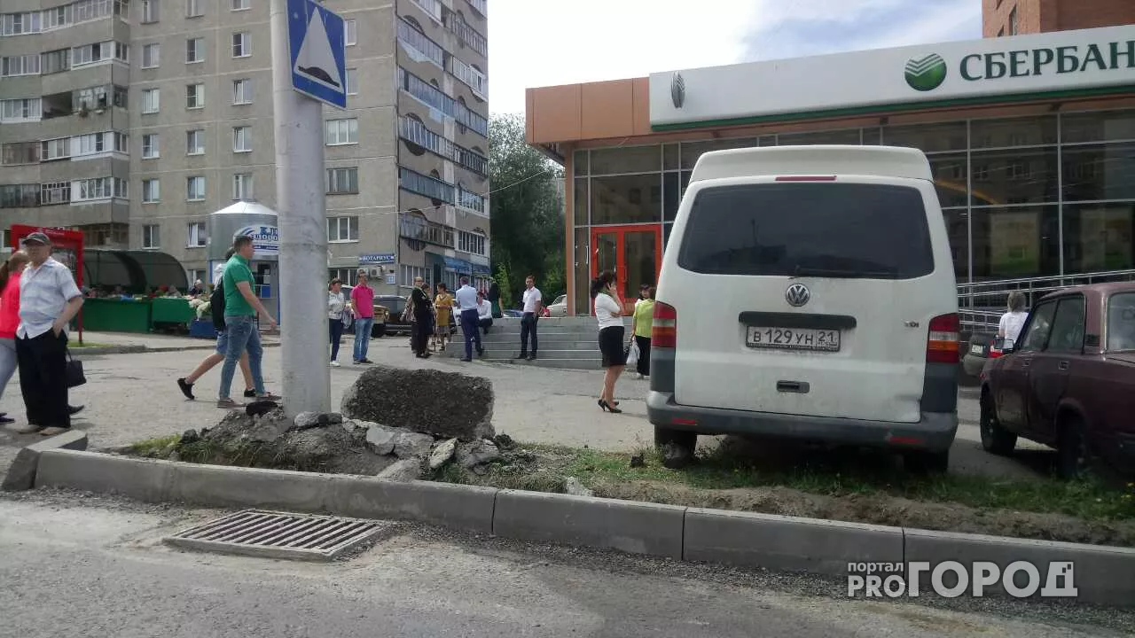 Фото к статье: Стала известна причина срочной эвакуации людей из здания банка в Чебоксарах
