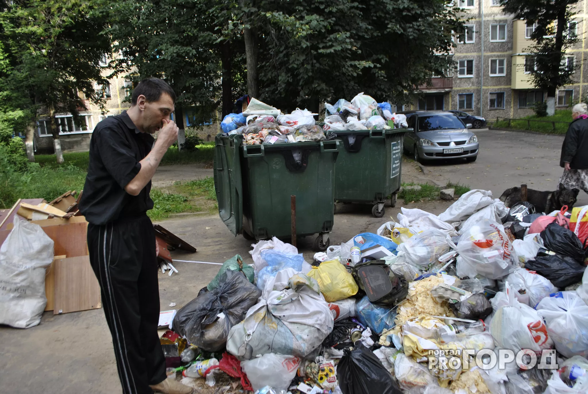 Фото к статье: Дворы Новочебоксарска утопают в мусоре