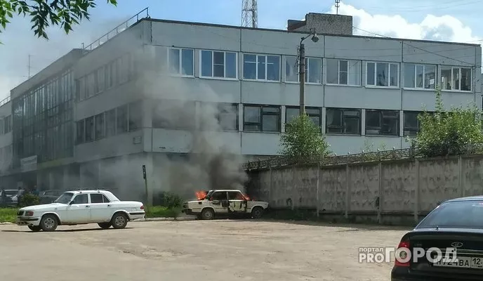 Фото к статье: В Новочебоксарске рядом с фабрикой загорелся автомобиль