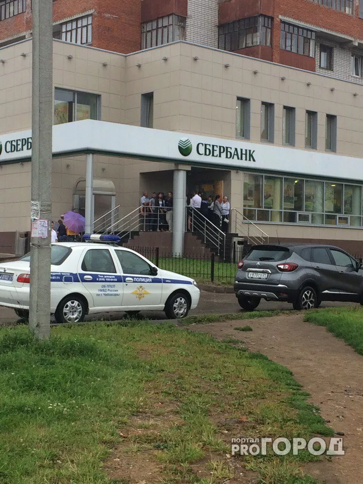 Фото к статье: В Чебоксарах из банка эвакуировали всех посетителей и персонал