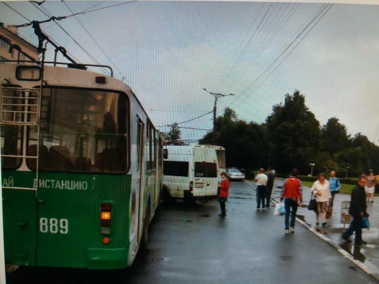 В Чебоксарах маршрутка сбила водителя троллейбуса