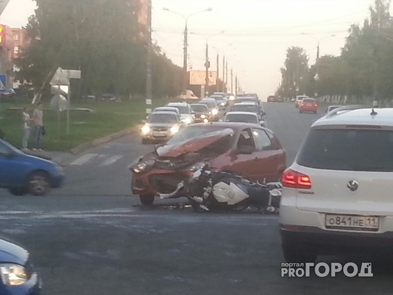 В Чебоксарах на перекрестке мотоциклист влетел в "Калину"
