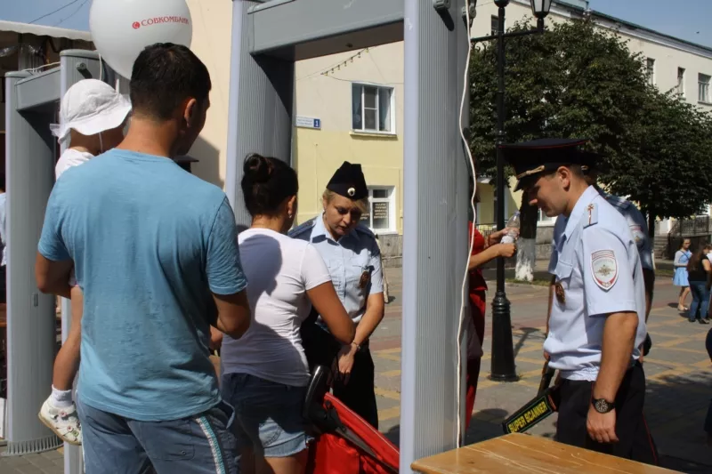 Фото к статье: На проходах к Красной площади полицейские всех тщательно обыскивают