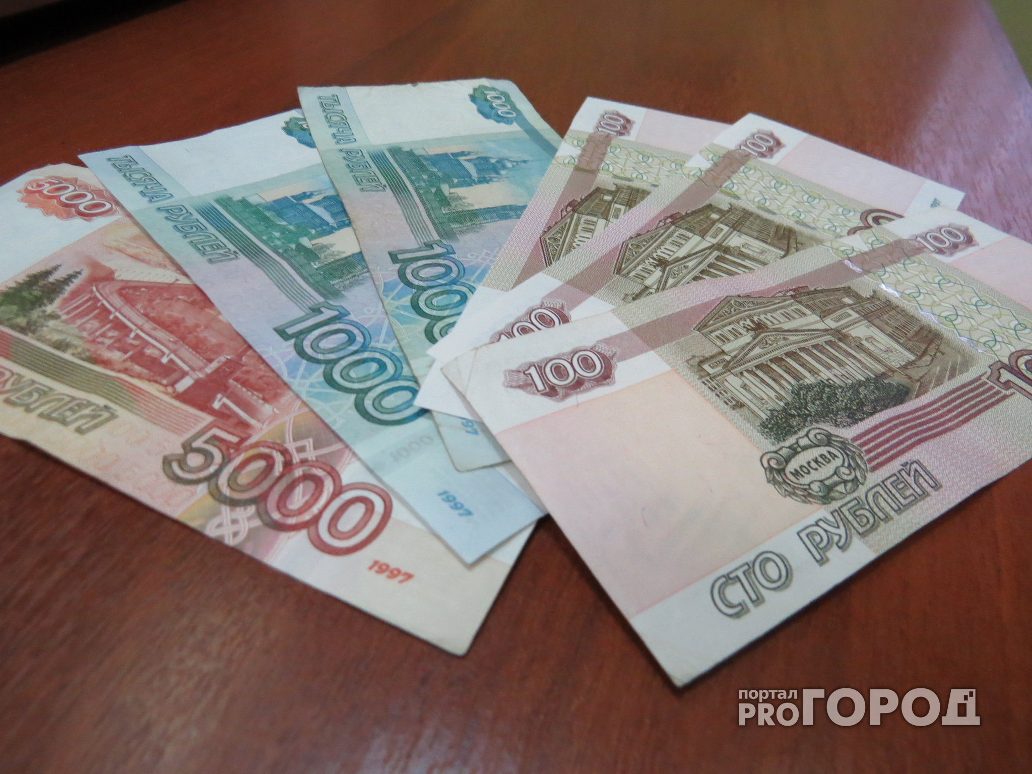 Рубль укрепляется благодаря слабеющему доллару