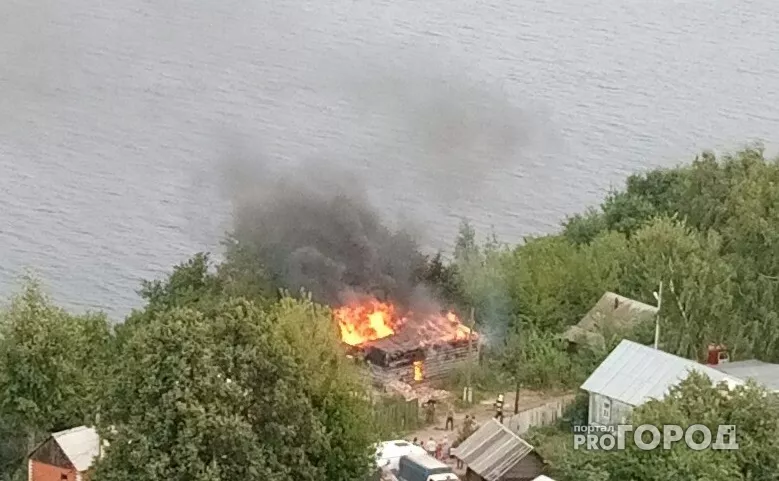Фото к статье: В Чебоксарах на Волге загорелся недостроенный дом