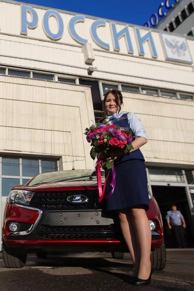 Фото к статье: Чебоксарской работнице почты подарили автомобиль Vesta