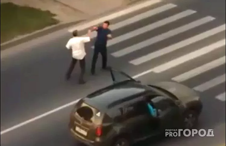 Фото к статье: В Чебоксарах утром пешеход пинал проезжающие автомобили