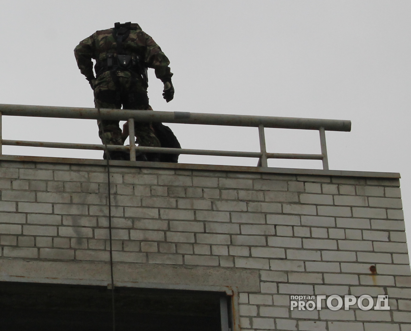 В Чебоксарах утром неадекватный парень на крыше многоэтажки вызвал переполох
