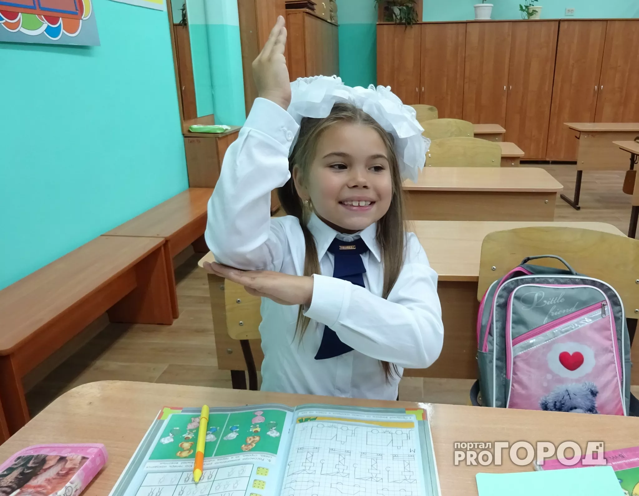 Фото к статье: Первоклассница рассказала, для чего ей пятак в рюкзаке
