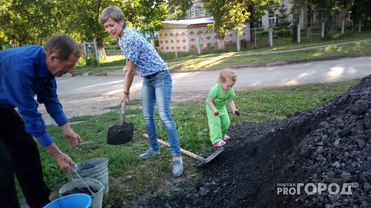 Фото к статье: Жители Новочебоксарска сами сделали тротуар на месте грязи