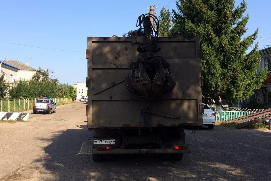 Фото к статье: В Шемуршинском районе на трассе задержали фуру с нелегальным товаром